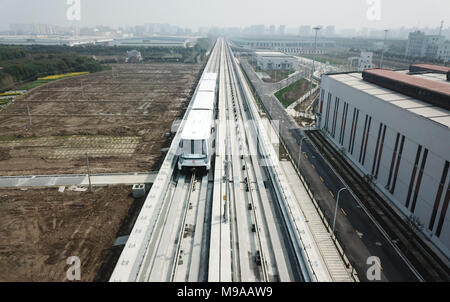 Shanghai. 23 Mar, 2018. Foto aerea adottate il 23 marzo 2018 mostra un treno della metropolitana in esecuzione sulla prima linea APM o Automated People Mover System, a Shanghai in Cina orientale. Una nuova linea metropolitana con treni senza macchinista dovrebbe essere testato entro la fine del mese di marzo in Shanghai Shanghai Shentong Metro Group ha annunciato venerdì. Credito: Ding Ting/Xinhua/Alamy Live News Foto Stock