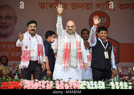 BJP Booth Presidenti Convenzione, Guwahati, Assam, India. Il 24 marzo 2018. Bharatiya Janata Party (BJP) Presidente nazionale Amit Shah (medio), Chief Minister di assam Sarbananda Sonowal (a destra) e il BJP Assam Presidnt Ranjit Kumar Das (sinistra) durante la riunione del party booth presidenti in vista per le prossime panchayat sondaggi. Foto : David Talukdar Credito: David Talukdar/Alamy Live News Foto Stock