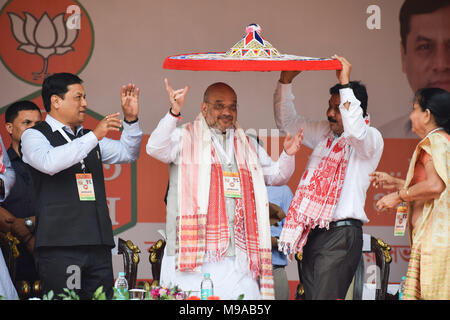 BJP Booth Presidenti Convenzione, Guwahati, Assam, India. Il 24 marzo 2018. Bharatiya Janata Party (BJP) Presidente Nazionale Amit Shah essendo feliciated con un Assamese japi al conclave del party booth presidenti in vista per le prossime panchayat sondaggi. Foto : David Talukdar Credito: David Talukdar/Alamy Live News Foto Stock