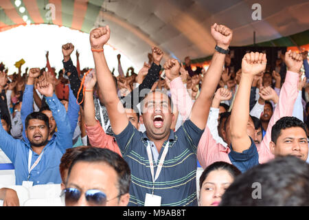 BJP Booth Presidenti Convenzione, Guwahati, Assam, India. Il 24 marzo 2018. Felice Bharatiya Janata Party (BJP) membri durante il conclave del party booth presidenti. Credito: David Talukdar/Alamy Live News Foto Stock