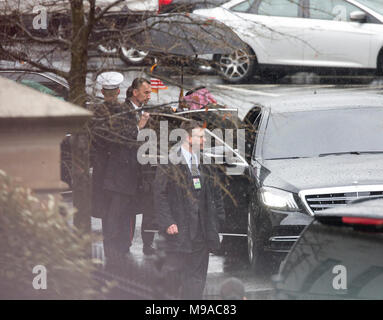 Washington, Stati Uniti d'America. 20 Mar, 2018. I membri di una delegazione del Regno di Arabia Saudita arriva alla Casa Bianca a Washington DC, per incontrarsi con il Presidente degli Stati Uniti, Trump, 5 marzo 2018. Credito: Chris Kleponis/CNP - nessun filo servizio · Credito: Chris Kleponis/consolidato Notizie Foto/Chris Kleponis - CNP/dpa/Alamy Live News Foto Stock