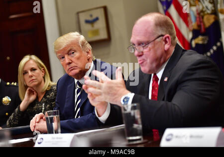 Presidente Donald Trump (C) mantiene una applicazione della legge una tavola rotonda sulla città santuario, nella sala Roosevelt alla Casa Bianca il 20 marzo 2018 a Washington, DC Trump è stato affiancato da Homeland Security Segretario Kirstjen Nielsen (L) e Thomas Homan, direttore di immigrazione e dogane l'esecuzione. Credito: Kevin Dietsch/Piscina via CNP - nessun filo servizio · Foto: Kevin Dietsch e/o consolidato di Notizie Foto/Kevin Dietsch - Piscina via CNP Foto Stock