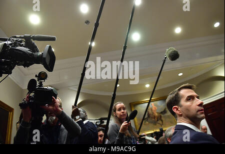 Washington, Stati Uniti d'America. 20 Mar, 2018. Il Sen. Tom cotone, R-Ark., assiste ad una applicazione della legge tavola rotonda sul santuario città tenuto dal presidente Donald Trump, nella sala Roosevelt alla Casa Bianca il 20 marzo 2018 a Washington, DC Credito: Kevin Dietsch/Piscina via CNP - nessun filo servizio · Credito: Kevin Dietsch e/o consolidato di Notizie Foto/Kevin Dietsch - Piscina via CNP/dpa/Alamy Live News Foto Stock