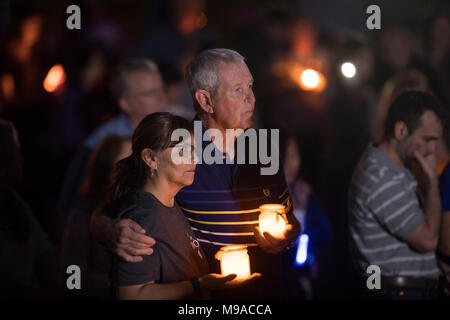 Persone in lutto partecipare ad una veglia a lume di candela in Pflugerville, Texas, per le vittime del recente pacchetto di Austin attentati bomba, e per pregare per la famiglia di Mark A. Conditt, un residente accusato di stabilendo gli attacchi. Conditt si uccise il 21 marzo come polizia chiuso in su di lui. Foto Stock