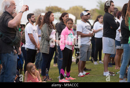 Persone in lutto partecipare ad una veglia a lume di candela in Pflugerville, Texas, per le vittime del recente pacchetto di Austin attentati bomba, e per pregare per la famiglia di Mark A. Conditt, un residente accusato di stabilendo gli attacchi. Conditt si uccise il 21 marzo come polizia chiuso in su di lui. Foto Stock