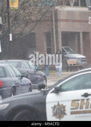 Armati pesantemente e funzionari di polizia a fronte di grandi mulini di alta scuola in grandi mulini, Maryland dove due studenti sono stati feriti e uno studente è stato ucciso il Martedì, Marzo 20, 2018. Credito: Ron Sachs/CNP (restrizione: NO New York o New Jersey o giornali quotidiani nel raggio di 75 miglia da New York City) - nessun filo servizio · Foto: Ron Sachs/consolidato Notizie Foto/Ron Sachs - CNP Foto Stock