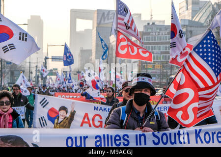 Seoul, Corea del Sud. Il 24 marzo 2018. La gente manifesta contro il governo effettivo in Corea del Sud. Contro il presidente Moon Jae-in e la sua politica di unificazione della penisola coreana. Gli Stati Uniti chiedono aiuto, chiedendo aiuto vincente. Credito: Marco Ciccolella/Alamy Live News Foto Stock