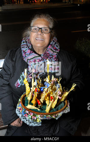 Barcellona, Spagna. 23 Mar, 2018. Durante la settimana prima di pasqua domenica un gypsiy Sra.Cati , vendere fatti a mano piccole palme per € 1 presentato in un cesto di vimini, attraverso le strade del quartiere Sants di Barcellona, come era tradizione. foto: Rosmi Duaso/Alamy live news Foto Stock