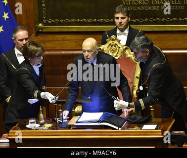 Roma. 24 Mar, 2018. Ex Presidente della Repubblica Italiana Giorgio Napolitano (anteriore C) parla prima delle elezioni del senato il relatore al senato durante la prima sessione del Parlamento poiché il 4 marzo elezioni generali in Roma, Italia, 23 marzo 2018. Credito: Xinhua/Alamy Live News Foto Stock