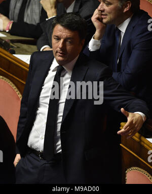 Roma. 24 Mar, 2018. Ex primo ministro italiano Matteo Renzi (anteriore) assiste l'elezione del Senato il relatore al senato durante la prima sessione del Parlamento poiché il 4 marzo elezioni generali in Roma, Italia, 23 marzo 2018. Credito: Xinhua/Alamy Live News Foto Stock