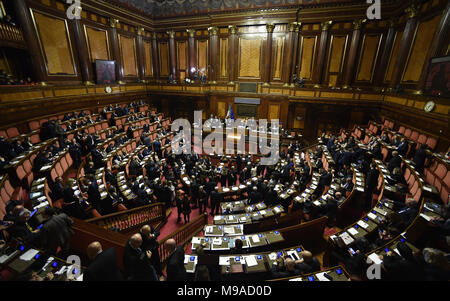 Roma. 24 Mar, 2018. I legislatori di partecipare alla elezione del Senato il relatore al senato durante la prima sessione del Parlamento poiché il 4 marzo elezioni generali in Roma, Italia, 23 marzo 2018. Credito: Xinhua/Alamy Live News Foto Stock