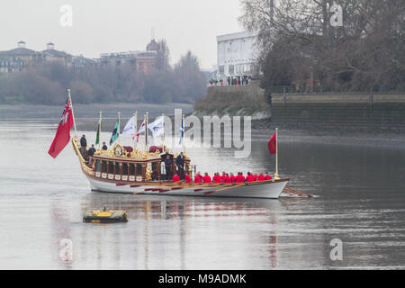 Londra REGNO UNITO. Il 24 marzo 2018. Il piede 90 Queens Rowbarge Vincenzo vele in Putney a bassa marea prima di iniziare l'Università boat race tra Cambridge e Oxford Credito: amer ghazzal/Alamy Live News Foto Stock