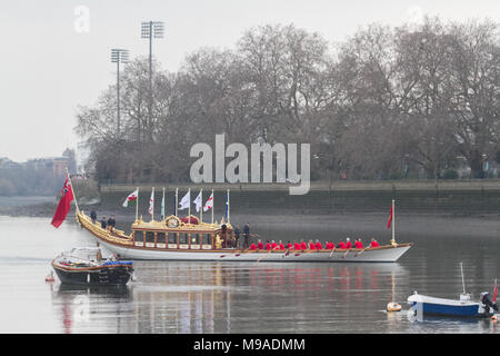 Londra REGNO UNITO. Il 24 marzo 2018. Il piede 90 Queens Rowbarge Vincenzo vele in Putney a bassa marea prima di iniziare l'Università boat race tra Cambridge e Oxford Credito: amer ghazzal/Alamy Live News Foto Stock