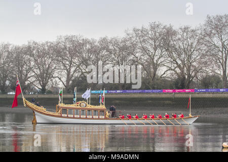 Londra REGNO UNITO. Il 24 marzo 2018. Il piede 90 Queens Rowbarge Vincenzo vele in Putney a bassa marea prima di iniziare l'Università boat race tra Cambridge e Oxford Credito: amer ghazzal/Alamy Live News Foto Stock