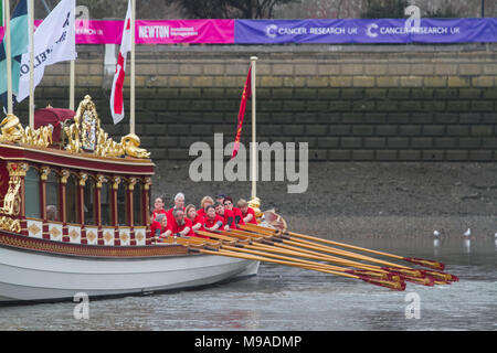 Londra REGNO UNITO. Il 24 marzo 2018. Il piede 90 Queens Rowbarge Vincenzo vele in Putney a bassa marea prima di iniziare l'Università boat race tra Cambridge e Oxford Credito: amer ghazzal/Alamy Live News Foto Stock