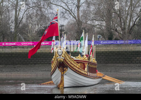 Londra REGNO UNITO. Il 24 marzo 2018. Il piede 90 Queens Rowbarge Vincenzo vele in Putney a bassa marea prima di iniziare l'Università boat race tra Cambridge e Oxford Credito: amer ghazzal/Alamy Live News Foto Stock