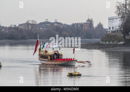 Londra REGNO UNITO. Il 24 marzo 2018. Il piede 90 Queens Rowbarge Vincenzo vele in Putney a bassa marea prima di iniziare l'Università boat race tra Cambridge e Oxford Credito: amer ghazzal/Alamy Live News Foto Stock