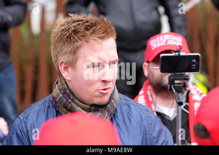 Birmingham, Regno Unito - Sabato 24 Marzo 2018 - Giovanni Meighan fondatore del Football Lads Alliance parla alla dimostrazione e marzo dall'ala destra Football Lads Alliance ( FLA ) in Birmingham. Foto Steven Maggio / Alamy Live News Foto Stock