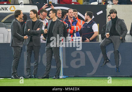 Dusseldorf, Germania. Il 24 marzo 2018. DFB-ESP Test di calcio, Dusseldorf, 23 marzo 2018 DFB headcoaach Jogi Joachim LOEW, LÖW, beve caffè accanto a Miroslav KLOSE, assistent coach, Thomas SCHNEIDER, DFB Marcus SORG, Germania - Spagna 1-1 Mondiali di Calcio Russia Test match , Dusseldorf, 23 marzo 2018, STAGIONE 2017/2018 © Peter Schatz / Alamy Live News Foto Stock