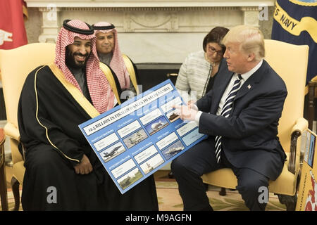 WASHINGTON, DC - SETTIMANA DI MARZO 19, 2018: Presidente Trump, uniti dal Principe ereditario dell'Arabia saudita Mohammed Bin Salman, mostra le schede informative che mostra quanto il business il Regno di Arabia Saudita genera in economia negli Stati Uniti in occasione della loro riunione nell'Ufficio Ovale della Casa Bianca, Martedì, Marzo 20, 2018 a Washington D.C. Persone: presidente Donald Trump, Principe ereditario dell'Arabia saudita Mohammed Bin Salman Foto Stock