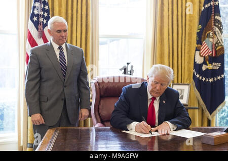 WASHINGTON, DC - SETTIMANA DI MARZO 19, 2018: Presidente Trump, uniti dal Vice Presidente Mike Pence, firma un ordine esecutivo, lunedì, 19 marzo 2018, nell'Ufficio Ovale della Casa Bianca, ad adottare ulteriori provvedimenti per fermare la Maduro il regime del Venezuela dal tentativo di eludere le sanzioni degli Stati Uniti mediante il rilascio di una valuta digitale. Persone: presidente Donald Trump, Vice Presidente Mike Pence Foto Stock