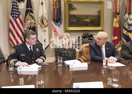 WASHINGTON, DC - SETTIMANA DI MARZO 19, 2018: Presidente Trump, uniti da U.S. Segretario di Homeland Security Kirstjen Nielsen, ascolta Sheriff Justin Smith di Fort Collins, CO, ad una applicazione della legge una tavola rotonda sulla città santuario nella sala Roosevelt alla Casa Bianca, Martedì, Marzo 20, 2018 a Washington D.C. Persone: presidente Donald Trump Foto Stock