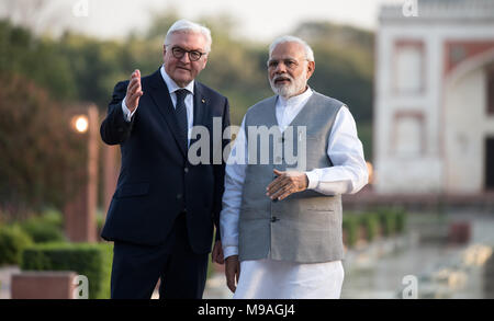 24 marzo 2018, India, Nuova Delhi: Presidente tedesco Frank-Walter Steinmeier (L) Primo Ministro indiano Narendra Modi facendo una passeggiata nel Sunder vivaio complesso. Il Presidente tedesco Steinmeier e sua moglie sono su un periodo di cinque giorni di visita in India. Foto: Bernd von Jutrczenka/dpa Foto Stock