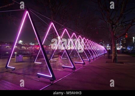 Installazione interattiva lungo South Bank di Londra, parte di Londra Lumiere 2018 Foto Stock