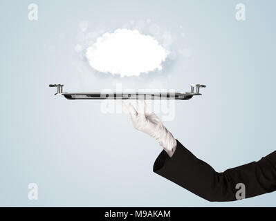 Un elegante cameriere business mano nel guanto bianco tenendo una piastra con vuoto cloud chiaro di fronte blu gradiente dello sfondo. Foto Stock