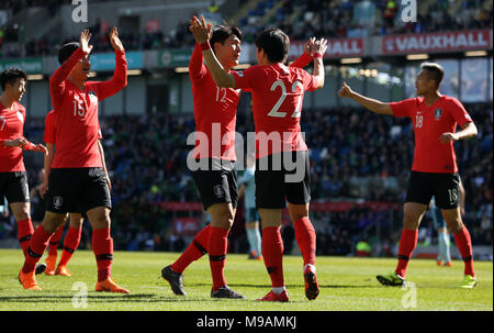 La Corea del Sud le Chang-Hoon Kwon (no.22) punteggio celebra il suo lato del primo obiettivo del gioco con i compagni di squadra durante la international amichevole al Windsor Park di Belfast. Foto Stock