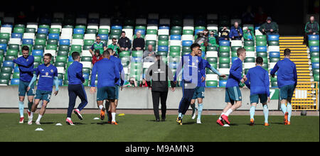 Irlanda del Nord i giocatori warm up prima della international amichevole al Windsor Park di Belfast. Stampa foto di associazione. Picture Data: sabato 24 marzo, 2018. Vedere PA storia calcio Irlanda n. Foto di credito dovrebbe leggere: Brian Lawless/filo PA. Restrizioni: solo uso editoriale, nessun uso commerciale senza la preventiva autorizzazione. Foto Stock