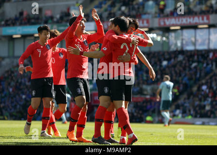 La Corea del Sud le Chang-Hoon Kwon (no.22) punteggio celebra il suo lato del primo obiettivo del gioco con i compagni di squadra durante la international amichevole al Windsor Park di Belfast. Foto Stock