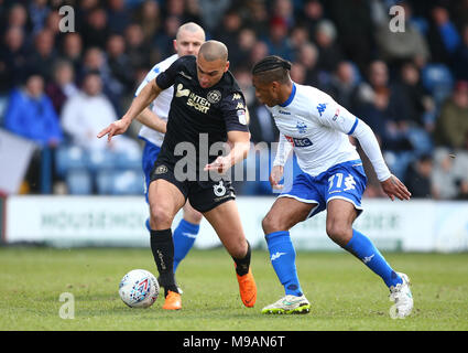 Wigan Athletic James Vaughan e seppellire di Neil Danns (destra) battaglia per la sfera durante il Cielo lega Bet One corrisponde al controllo energetico Stadium, Bury. Foto Stock
