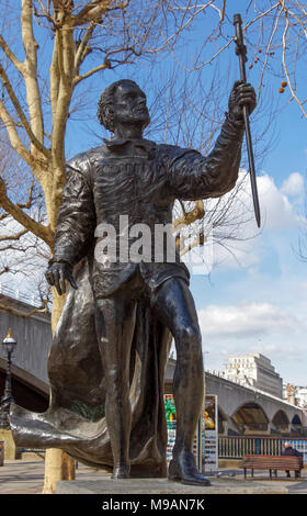 Londra/UK - marzo 21 : Statua di Laurence Olivier a Londra il 21 marzo 2018. Una persona non identificata. Foto Stock