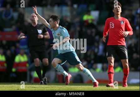 In Irlanda del Nord la Paul Smyth celebra il punteggio al suo fianco il secondo obiettivo del gioco durante la international amichevole al Windsor Park di Belfast. Foto Stock