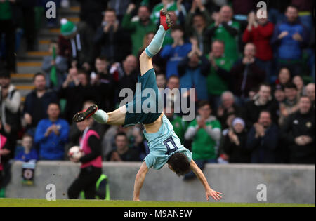 In Irlanda del Nord la Paul Smyth celebra il punteggio al suo fianco il secondo obiettivo del gioco durante la international amichevole al Windsor Park di Belfast. Foto Stock