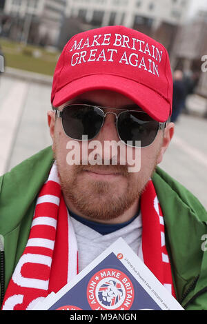 Luca Nash-Jones leader di rendere la Gran Bretagna nuovamente il grande movimento in avanti di un mese di marzo con i membri della Football Lads Alliance (FLA) attraverso il centro della città di Birmingham nel corso di una protesta contro l'estremismo. Foto Stock