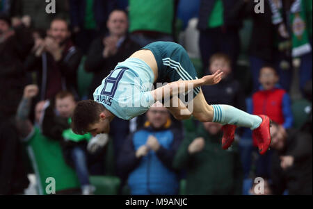 In Irlanda del Nord la Paul Smyth celebra il punteggio al suo fianco il secondo obiettivo del gioco durante la international amichevole al Windsor Park di Belfast. Foto Stock