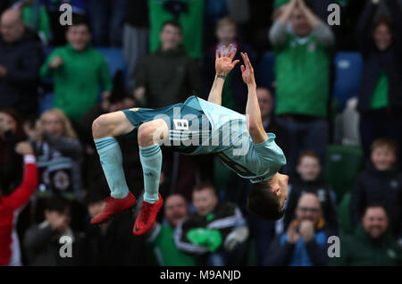 In Irlanda del Nord la Paul Smyth celebra il punteggio al suo fianco il secondo obiettivo del gioco durante la international amichevole al Windsor Park di Belfast. Foto Stock