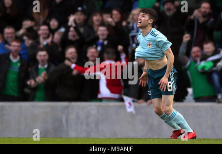 In Irlanda del Nord la Paul Smyth celebra il punteggio al suo fianco il secondo obiettivo del gioco durante la international amichevole al Windsor Park di Belfast. Foto Stock