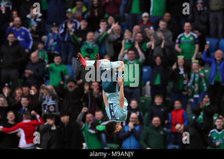 In Irlanda del Nord la Paul Smyth celebra il punteggio al suo fianco il secondo obiettivo del gioco durante la international amichevole al Windsor Park di Belfast. Foto Stock