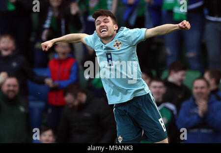 In Irlanda del Nord la Paul Smyth celebra il punteggio al suo fianco il secondo obiettivo del gioco durante la international amichevole al Windsor Park di Belfast. Foto Stock