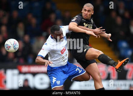 Wigan Athletic James Vaughan (destra) salta a seppellire il Nathan Cameron durante il Cielo lega Bet One corrisponde al controllo energetico Stadium, Bury. Foto Stock