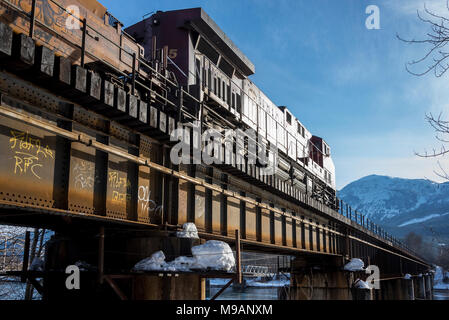 Cloruro di potassio CPR trenino guidato da loco 8944 in inverno emerge dalla neve in legno capannoni lungo tre Valley Lake BC 003 20180307.NEF Foto Stock