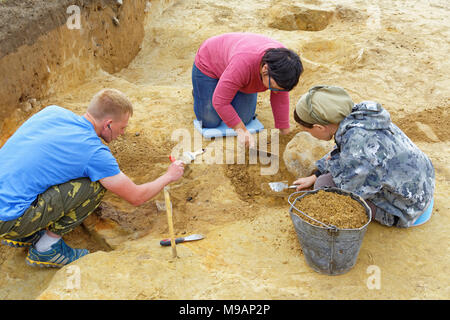 Editoriale.Nyaksimvol villaggio quartiere Beryozovsky dei Khanty-Mansiysk Okrug autonomo, Russia-August, 06 2017 gli scavi archeologici su di te Foto Stock