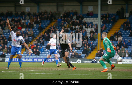 Wigan Athletic James Vaughan ha un obiettivo escluso per fuorigioco durante il Cielo lega Bet One corrisponde al controllo energetico Stadium, Bury. Foto Stock