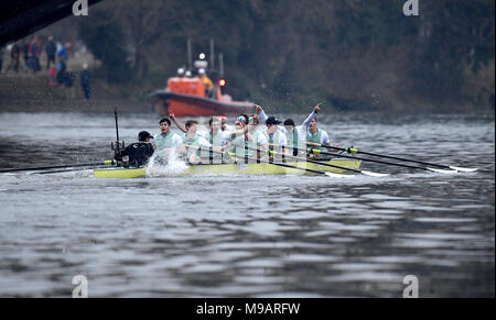 Cambridge University Boat Club di celebrare la vittoria dopo gli uomini della gara in barca sul fiume Tamigi, Londra. Foto Stock