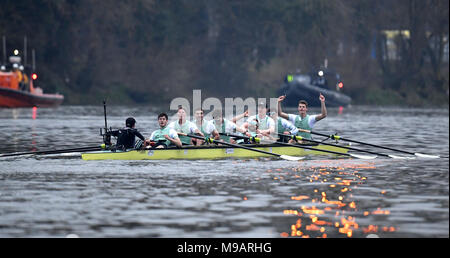 Cambridge University Boat Club di celebrare la vittoria dopo gli uomini della gara in barca sul fiume Tamigi, Londra. Foto Stock