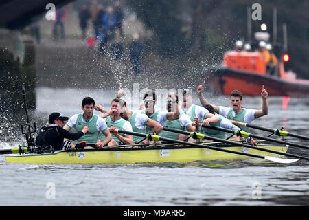 Cambridge University Boat Club di celebrare la vittoria dopo gli uomini della gara in barca sul fiume Tamigi, Londra. Foto Stock