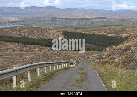 Paesaggi e vedute costiere dal monte gabriel, Irlanda. Un punto alto nel West Cork un popolare punto di visualizzazione per i turisti e villeggianti. Foto Stock